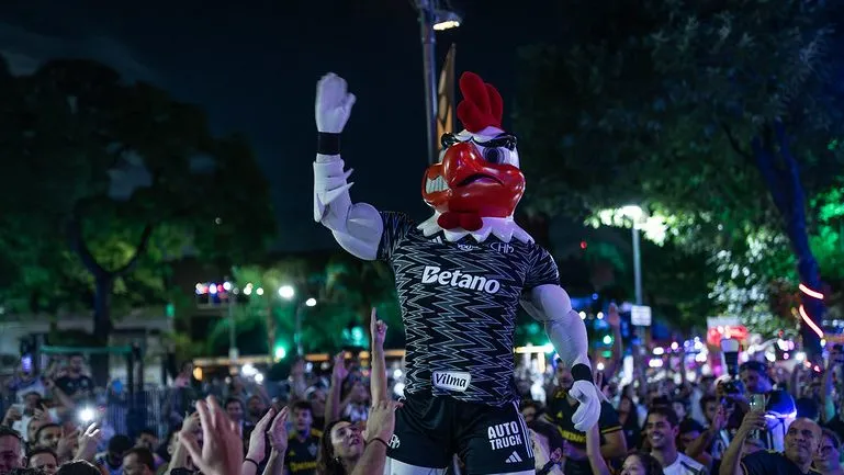Galo junto com a torcida. Foto: Pedro Souza / Atlético