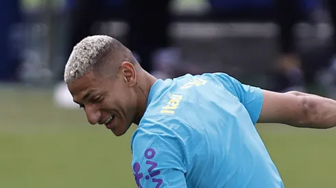 Richarlison durante treinamento pelo Brasil na Granja Comary.