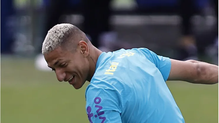 Richarlison durante treinamento pelo Brasil na Granja Comary.