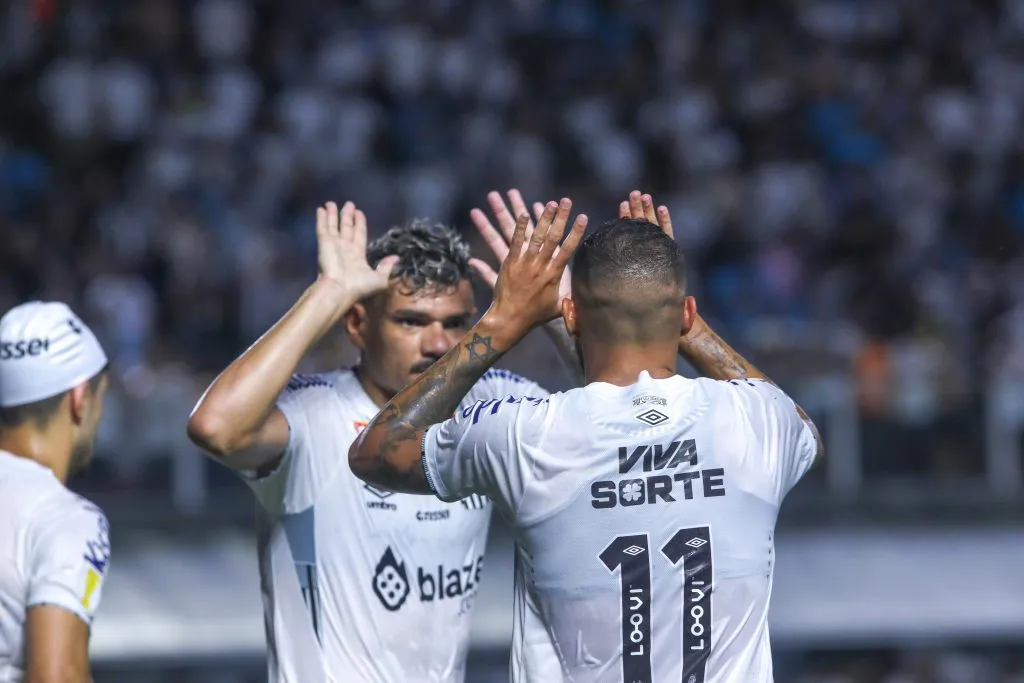 Tiquinho Soares jogador do Santos comemora seu gol com Guilherme jogador da sua equipe durante partida contra o Botafogo-SP – Foto: Reinaldo Campos/AGIF