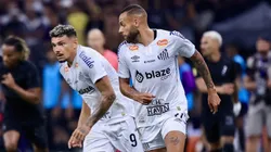 Tiquinho Soares jogador do Santos com Guilherme durante partida contra o Corinthians - Foto: Marcello Zambrana/AGIF