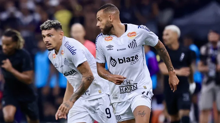 Tiquinho Soares jogador do Santos com Guilherme durante partida contra o Corinthians - Foto: Marcello Zambrana/AGIF