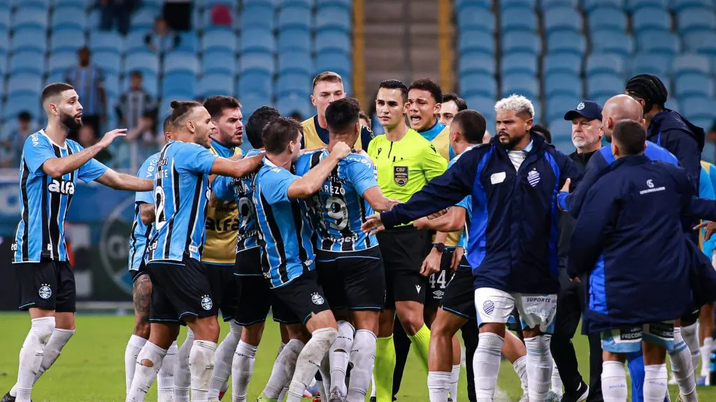 Tumulto entre jogadores do Gremio e o arbitro Matheus Delgado Candancan durante partida no estadio Arena do Gremio pelo campeonato Copa Do Brasil 2025. Foto: Maxi Franzoi/AGIF