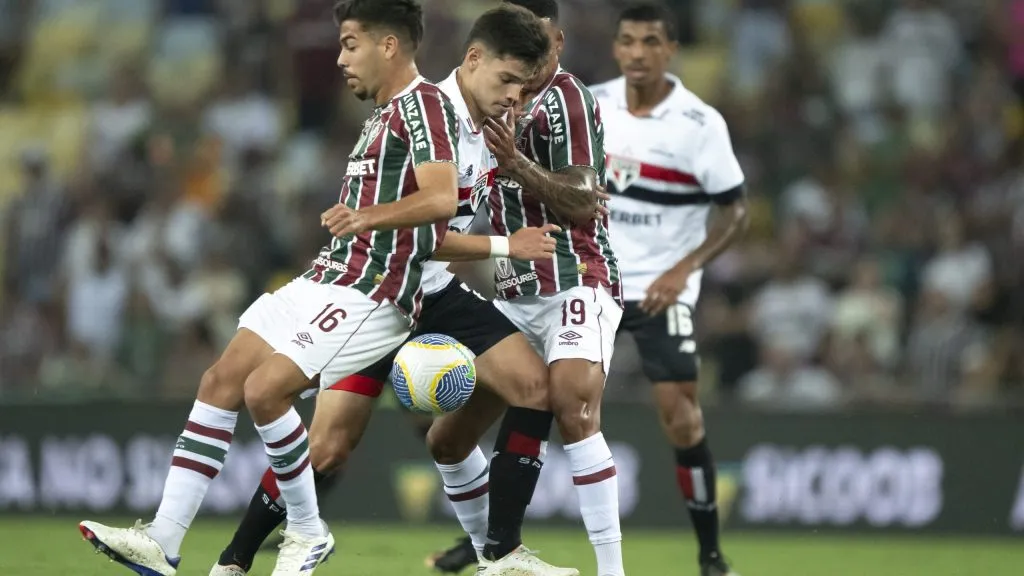 Nonato jogador do Fluminense disputa lance com Bobadilla jogador do Sao Paulo durante partida no estadio Maracana pelo campeonato Brasileiro A 2024. Foto: Jorge Rodrigues/AGIF