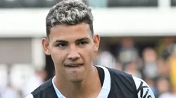 Deivid Washington, jogador do Santos, durante aquecimento antes da partida contra o Fluminense no estadio Vila Belmiro pelo campeonato Brasileiro A 2025. Foto: Jota Erre/AGIF