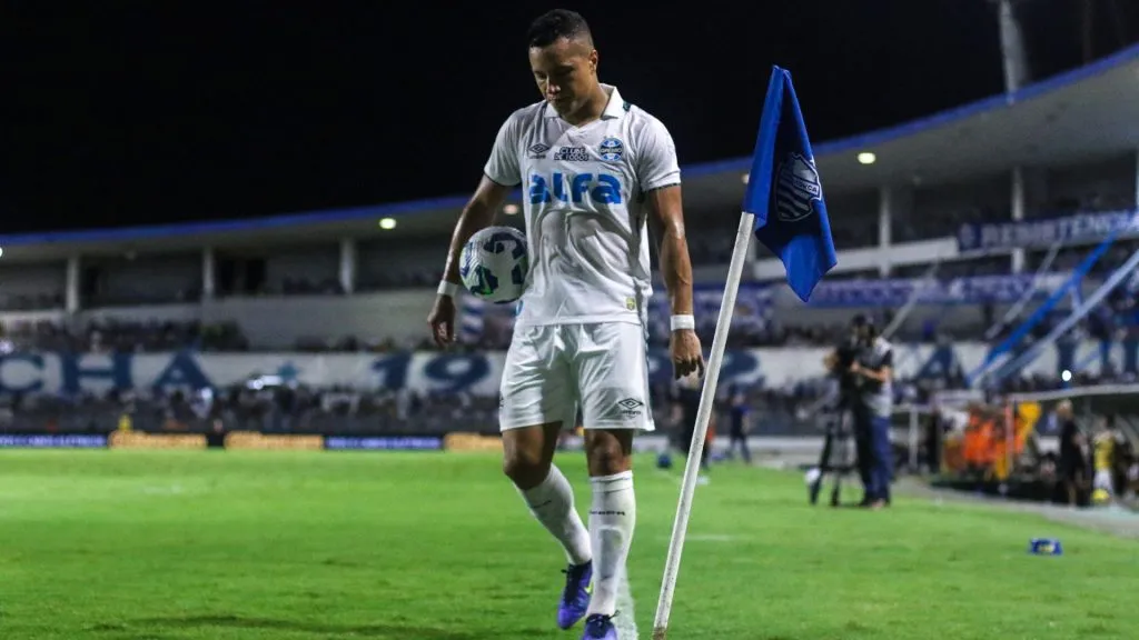 Marlon Xavier atuando pelo Grêmio no jogo válido pela Copa do Brasil – Foto: Marlon Costa/AGIF