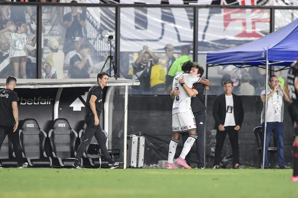 Diniz comemora com GB, que marcou o gol da vitória do Vasco no último jogo. Foto: Thiago Ribeiro/AGIF
