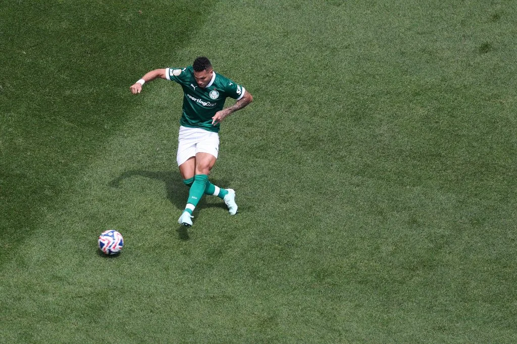 Paulinho durante seu chute em gol decisivo contra o Botafogo, pelo Mundial – (Photo by Al Bello/Getty Images)