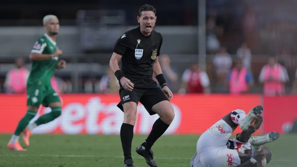 O arbitro Ramon Abatti Abel durante partida entre Sao Paulo e Palmeiras no estadio Morumbi pelo campeonato Brasileiro A 2025. Foto: Ettore Chiereguini/AGIF