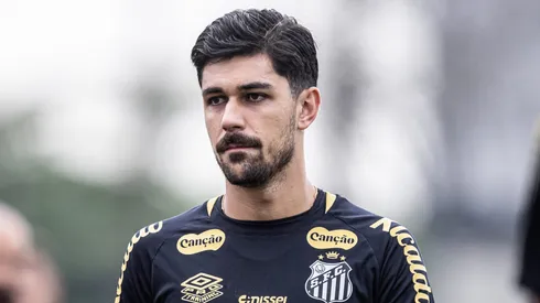 João Basso durante treino no CT Rei Pelé