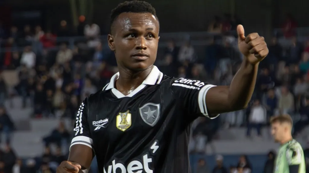 Nathan Fernandes jogador do Botafogo comemora VITORIA E CLASSIFICACAO contra o Bragantino no estadio Cicero De Souza Marques pelo campeonato Copa Do Brasil 2025. Foto: Joisel Amaral/AGIF