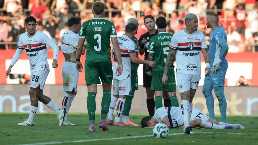SP – SAO PAULO – 05/10/2025 – BRASILEIRO A 2025, SAO PAULO X PALMEIRAS –  jogadores do Sao Paulo reclamam com a arbitragem durante partida contra o Palmeiras no estadio Morumbi pelo campeonato Brasileiro A 2025. Foto: Marcello Zambrana/AGIF