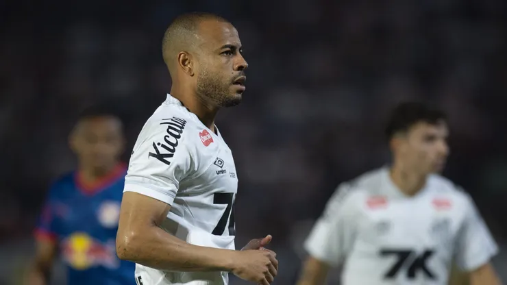 Mayke jogador do Santos durante partida contra o Bragantino no estadio Cicero De Souza Marques pelo campeonato Brasileiro A 2025. Foto: Anderson Romao/AGIF