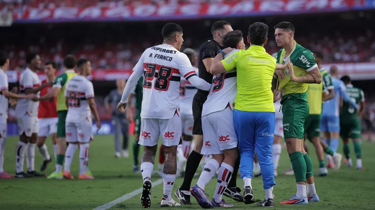 SP - SAO PAULO - 05/10/2025 - BRASILEIRO A 2025, SAO PAULO X PALMEIRAS - Tumulto entre jogadores do Sao Paulo e jogadores do Palmeiras durante partida no estadio Morumbi pelo campeonato Brasileiro A 2025. Foto: Ettore Chiereguini/AGIF