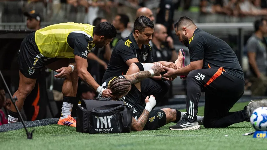 Lyanco, jogador do Atlético-MG, deixa o campo durante partida contra o Sport no estadio Arena MRV pelo campeonato Brasileiro A 2025. Foto: Alessandra Torres/AGIF