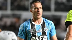 Arthur jogador do Gremio durante partida contra o Santos no estadio Vila Belmiro pelo campeonato Brasileiro A 2025. Foto: Jota Erre/AGIF