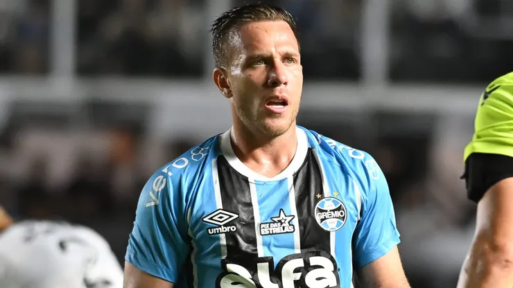 Arthur jogador do Gremio durante partida contra o Santos no estadio Vila Belmiro pelo campeonato Brasileiro A 2025. Foto: Jota Erre/AGIF