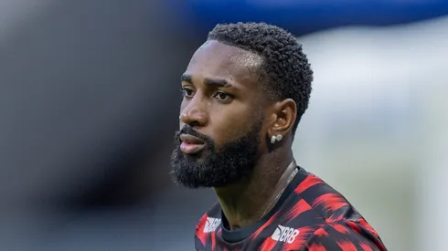 Gerson durante jogo do Mengão na Arena Grêmio.