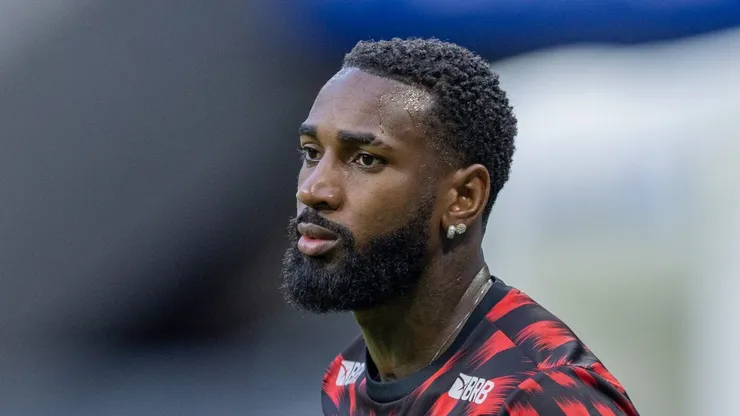 Gerson durante jogo do Mengão na Arena Grêmio.