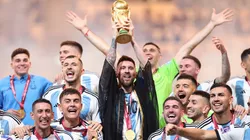 Messi ergue a taça da Copa do Mundo em 2022 com tricampeonato da Argentina (Julian Finney/Getty Images)
