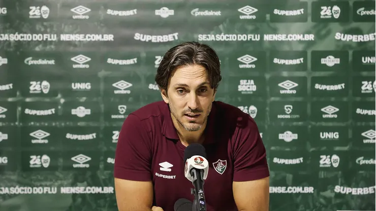 Zubeldía em coletiva pós-jogo. FOTO: LUCAS MERÇON / FLUMINENSE F.C.