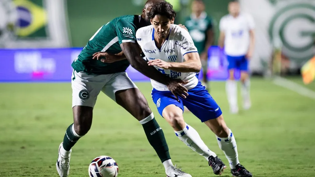 JP jogador do Avai durante partida contra o Goias no estadio Serrinha pelo campeonato Brasileiro B 2025. Foto: Isabela Azine/AGIF