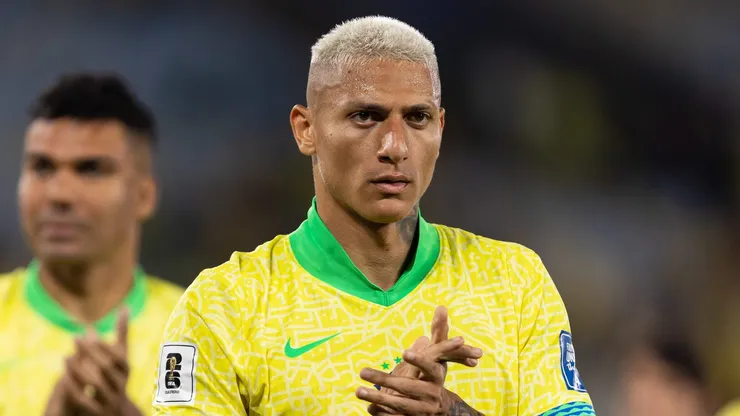 RIO DE JANEIRO, BRAZIL - SEPTEMBER 04: RICHARLISON of Brazil applauds fans after the match between Brazil and Chile as part of the FIFA World Cup 2026 South American Qualifier at Maracana Stadium on September 04, 2025 in Rio de Janeiro, Brazil. (Photo by Ruano Carneiro/Getty Images)