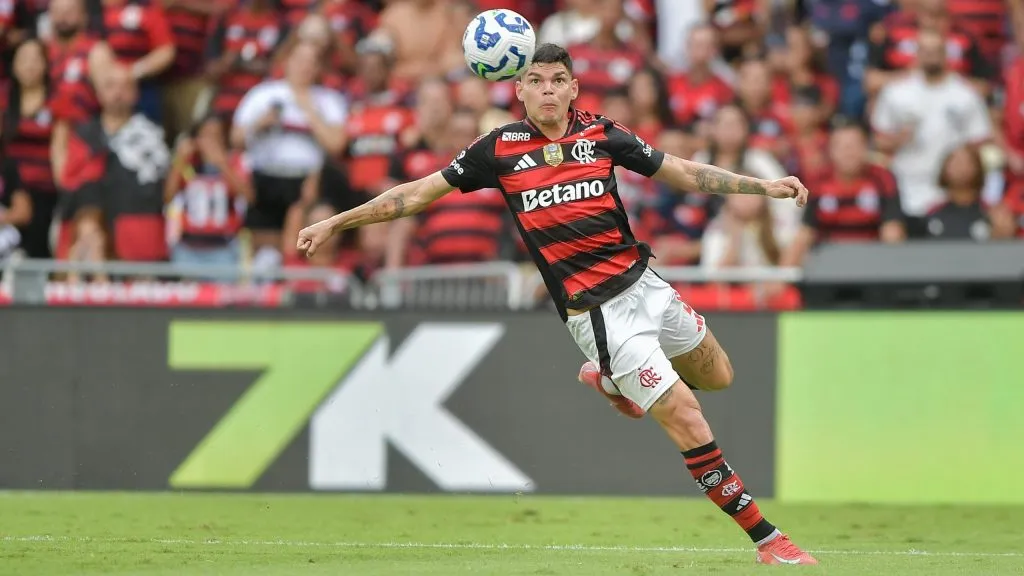 Ayrton Lucas entra na lista de negociáveis do Flamengo – Foto: Thiago Ribeiro/AGIF
