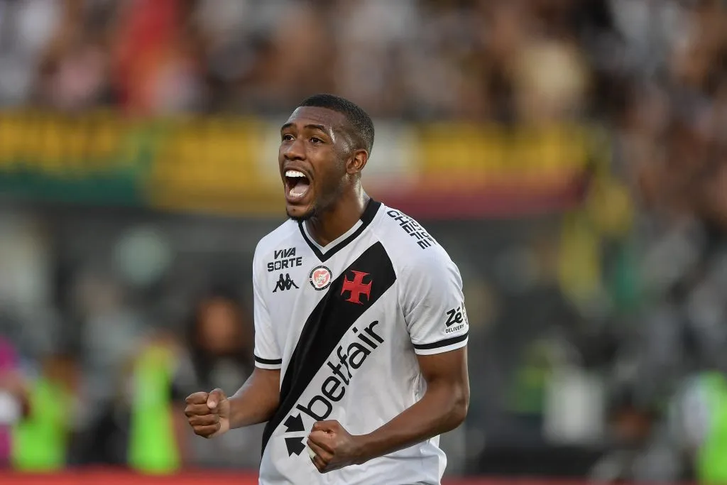 Rayan jogador do Vasco comemora seu gol durante partida contra o Vitoria no estadio Sao Januario pelo campeonato Brasileiro A 2025. Foto: Thiago Ribeiro/AGIF