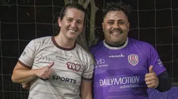 Cinthia Fernandes, da WE e Gabriel Henrique da ALMAP: A atacante e o goleiro travaram uma disputa particular com futebol de alto nível