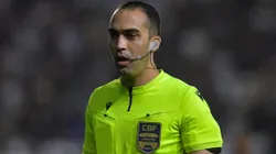RJ - RIO DE JANEIRO - 10/08/2025 - BRASILEIRO A 2025, VASCO X ATLETICO-MG - O arbitro Davi de Oliveira Lacerda durante partida entre Vasco e Atletico-MG no estadio Sao Januario pelo campeonato Brasileiro A 2025. Foto: Thiago Ribeiro/AGIF