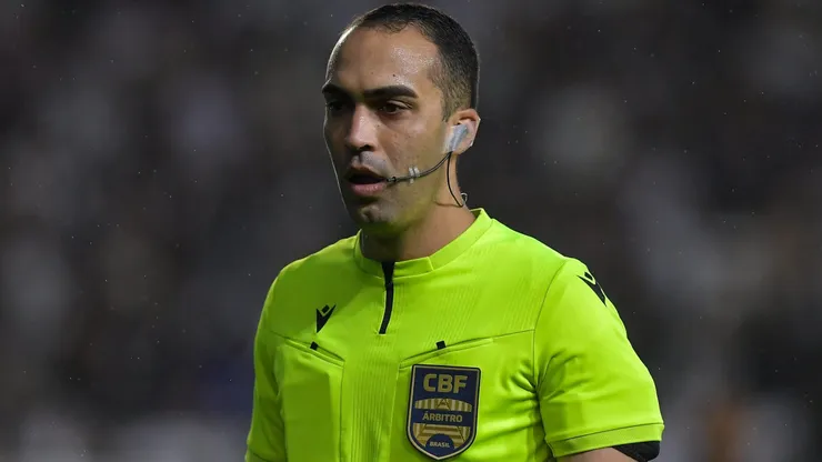 RJ - RIO DE JANEIRO - 10/08/2025 - BRASILEIRO A 2025, VASCO X ATLETICO-MG - O arbitro Davi de Oliveira Lacerda durante partida entre Vasco e Atletico-MG no estadio Sao Januario pelo campeonato Brasileiro A 2025. Foto: Thiago Ribeiro/AGIF