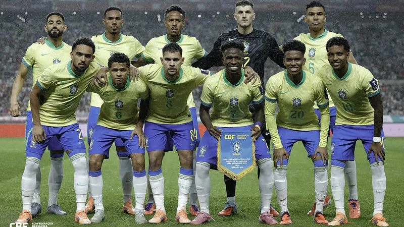 Time titular do Brasil contra a Coreia posa para a Clássica foto – FOTO: @rafaelribeirorio / CBF