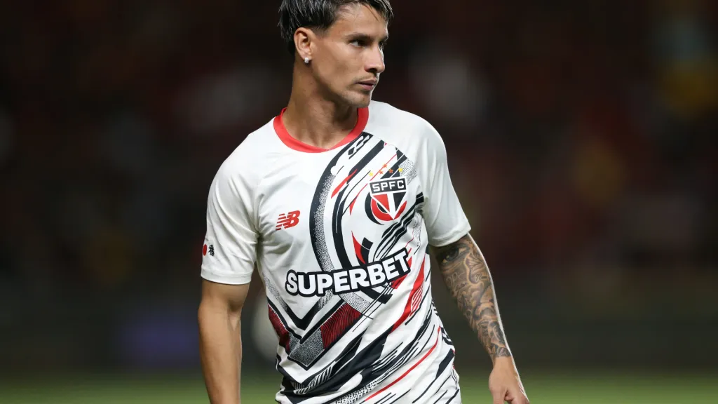 Ferreirinha jogador do Sao Paulo durante a partida entre Sport e Sao Paulo na Ilha do Retiro em Recife (PE), pelo Campeonato Brasileiro da Serie A 2025. Foto: Marlon Costa/AGIF