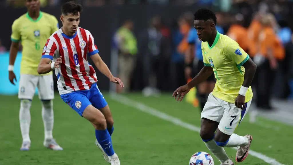 Bobadilla marcando Vinicius Jr em Paraguai x Brasil. (Photo by Buda Mendes/Getty Images)