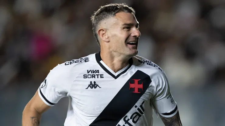 RJ - RIO DE JANEIRO - 27/09/2025 - BRASILEIRO A 2025, VASCO X CRUZEIRO - Vegetti jogador do Vasco comemora gol durante partida contra o Cruzeiro no estadio Sao Januario pelo campeonato Brasileiro A 2025. Foto: Jorge Rodrigues/AGIF