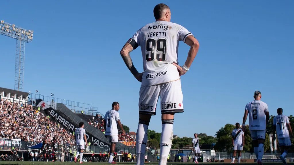 RJ – RIO DE JANEIRO – 05/10/2025 – BRASILEIRO A 2025, VASCO X VITORIA – Vegetti jogador do Vasco durante partida contra o Vitoria no estadio Sao Januario pelo campeonato Brasileiro A 2025. Foto: Jorge Rodrigues/AGIF