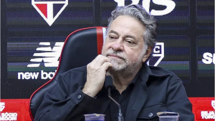 Casares durante a coletiva de apresentação de Crespo