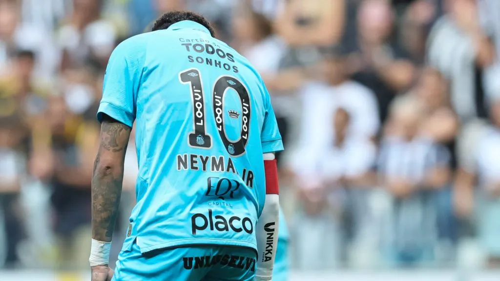 MG – BELO HORIZONTE – 14/09/2025 – BRASILEIRO A 2025, ATLETICO-MG X SANTOS – Neymar jogador do Santos lamenta durante partida contra o Atletico-MG no estadio Arena MRV pelo campeonato Brasileiro A 2025. Foto: Gilson Lobo/AGIF