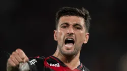 Arrascaeta durante jogo do Fla contra o Vitória.