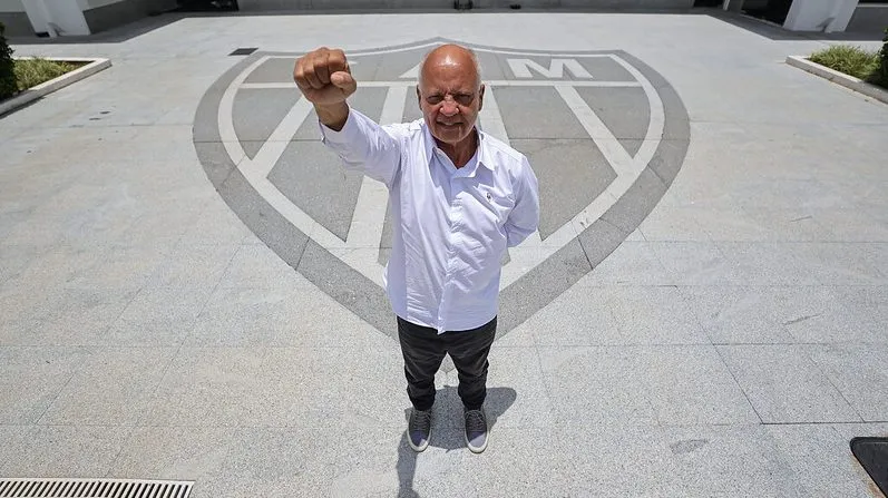 Reinaldo no Galo. Ao longo de seus mais de 100 anos, o Atlético-MG viu verdadeiras lendas surgirem em sua história. Quando o assunto é artilharia, o maior é o ídolo Reinaldo, mas a lista dos dez principais goleadores ainda conta com jogadores importantes do clube. A história dos grandes artilheiros do Atlético-MG é marcada por nomes lendários que ajudaram a construir a identidade vencedora do clube. No topo dessa lista está Reinaldo, símbolo máximo da torcida alvinegra. Formado na base, o “Rei” disputou 475 partidas e balançou as redes 255 vezes, sendo o maior goleador da história do Galo. Com 19 títulos conquistados, ele marcou época ao liderar o time no hexacampeonato mineiro entre 1978 e 1983. Logo atrás vem Dario, o eterno Dadá Maravilha, dono de 211 gols em 290 jogos. Ídolo carismático e decisivo, foi o herói do título brasileiro de 1971, o primeiro da história do clube, ao marcar o gol do troféu. Artilheiro nacional por duas temporadas seguidas, Dadá ajudou o Atlético a conquistar o bicampeonato mineiro e deixou um legado de gols e frases que se eternizaram na memória do torcedor. Outro nome histórico é Guará, que marcou 168 gols com a camisa do Galo entre as décadas de 1930 e 1950. Conhecido pela técnica refinada e por sua ligação com o clube, chegou aos 17 anos e rapidamente conquistou a massa atleticana. Mesmo com uma grave lesão que encurtou sua carreira, encerrou seu ciclo no Atlético com status de ídolo e respeito eterno da torcida. Nos tempos atuais, Hulk escreve seu nome entre os gigantes. Desde 2021, o atacante é o artilheiro do clube em todas as temporadas, com gols decisivos em finais e clássicos. Ídolo recente, já é o maior goleador do Galo em competições internacionais e peça-chave nas conquistas do Brasileirão, Copa do Brasil e Supercopa. Sua entrega e liderança o colocam ao lado de Reinaldo e Dadá entre os maiores de todos os tempos. Maiores artilheiros da história do Galo: Foto: Pedro Souza / Atlético