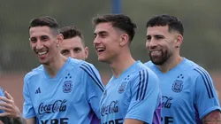 Dybala ao lado de Di María durante treino da Argentina.