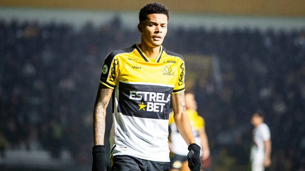 Newton quando atuava pelo Criciúma. Foto: Thiago Vasconcelos Dos Santos/AGIF