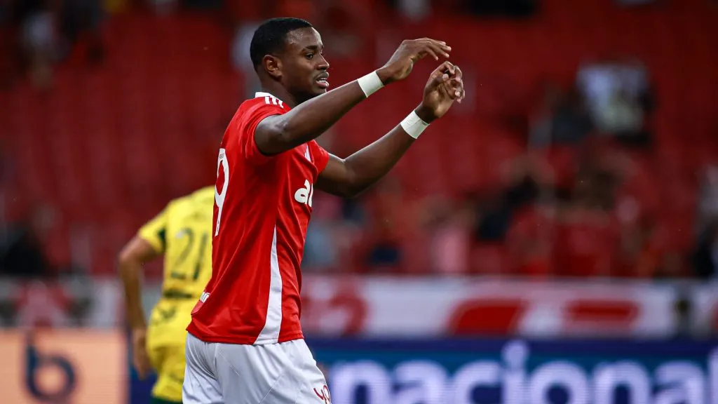 Ricardo Mathias jogador do Internacional lamenta durante partida contra o Mirassol no estadio Beira-Rio pelo campeonato Brasileiro A 2025. Foto: Maxi Franzoi/AGIF