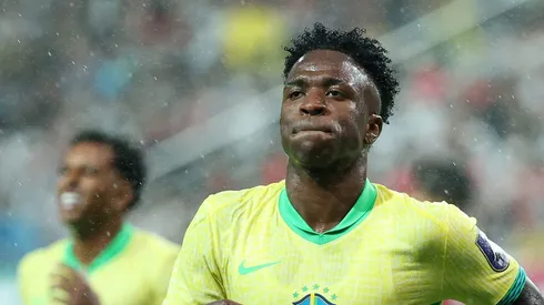 Vinícius Júnior comemorando gol pelo Brasil.