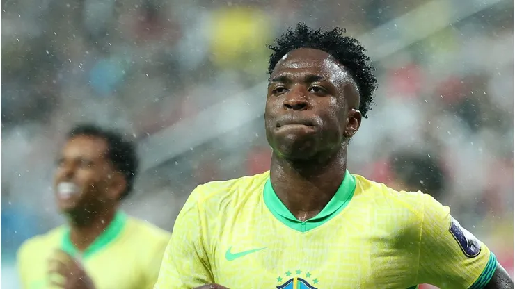 Vinícius Júnior comemorando gol pelo Brasil.