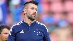 Paulo Pezzolano, ex-técnico do Cruzeiro, durante partida contra o America-MG no estadio Arena do Jacare pelo campeonato Mineiro 2023. Foto: Gilson Junio/AGIF