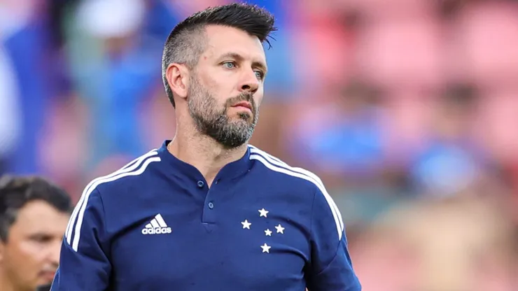 Paulo Pezzolano, ex-técnico do Cruzeiro, durante partida contra o America-MG no estadio Arena do Jacare pelo campeonato Mineiro 2023. Foto: Gilson Junio/AGIF