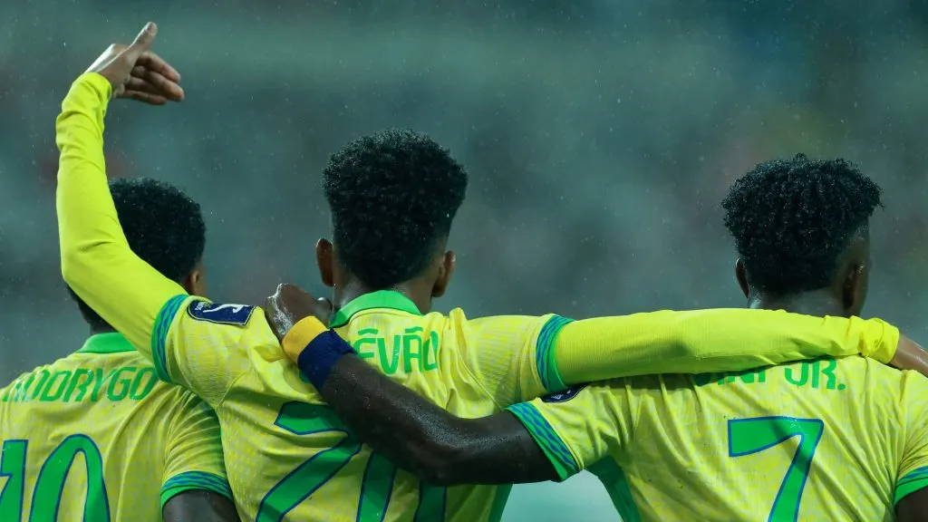 Foto: Myung-Gu/Getty Images – Vinícius Júnior comemorando gol ao lado de Estevão e Rodrygo contra a Coreia.