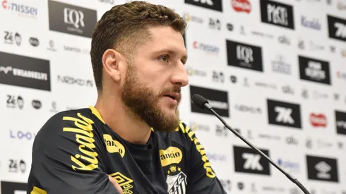 Ze Rafael, jogador do Santos, projetou duelo contra o Corinthians. Foto: Jota Erre/AGIF